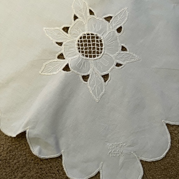 Vintage White Linen Table Cloth Stitch Floral & Crocheted Scallop Border 59”x87” - Picture 3 of 3